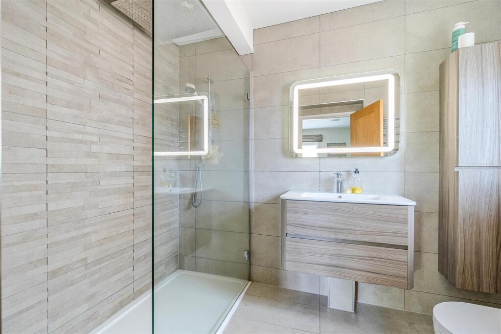 Farm Road, Maidenhead - More