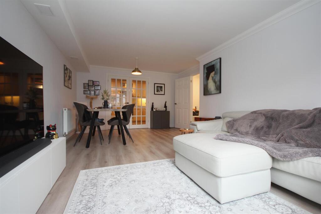 Foxfield, 82 Botley Road, Park Gate, Southampton photo 3