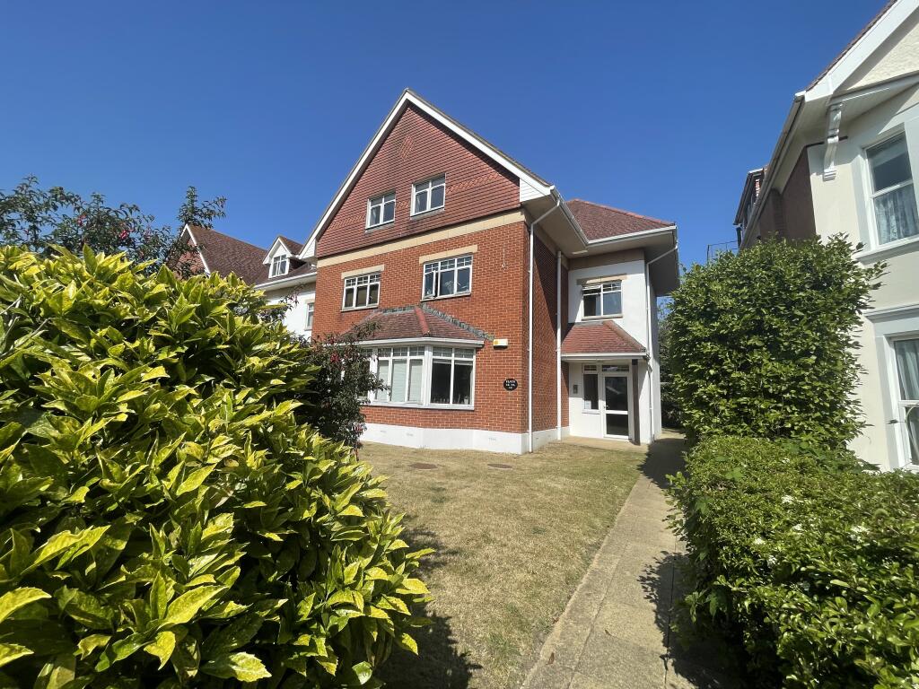 Apartment in Christchurch, Pokesdown, Bournemouth - View 2