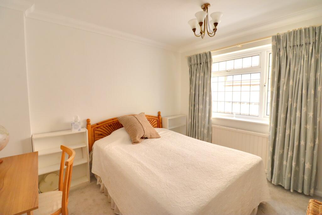 House in Havant, Cowplain - More