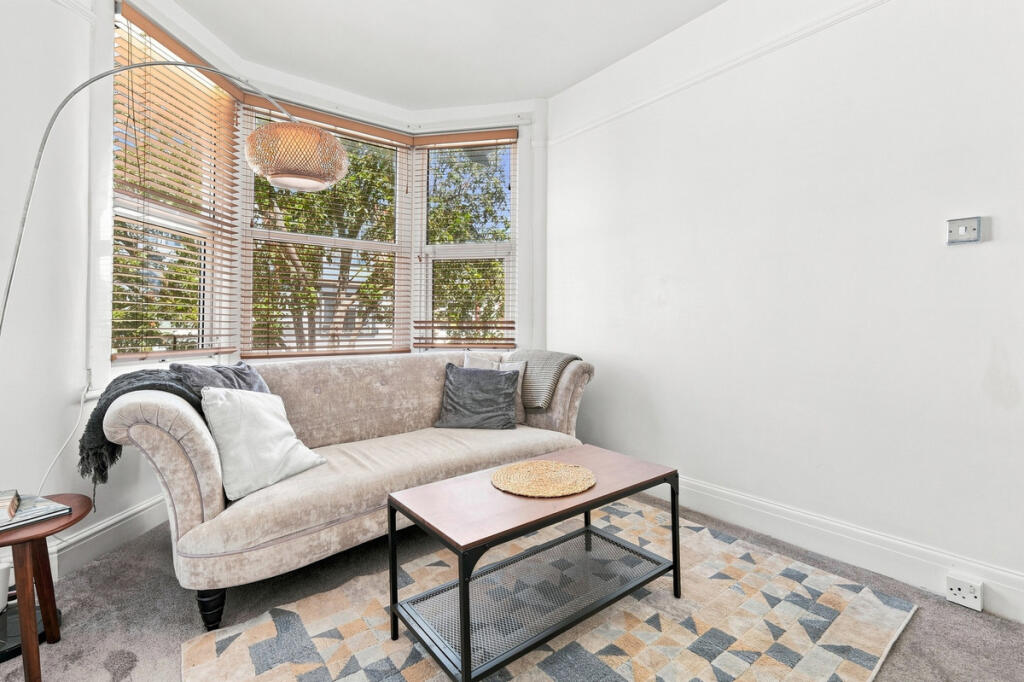 Apartment in Southend-on-Sea - View 2