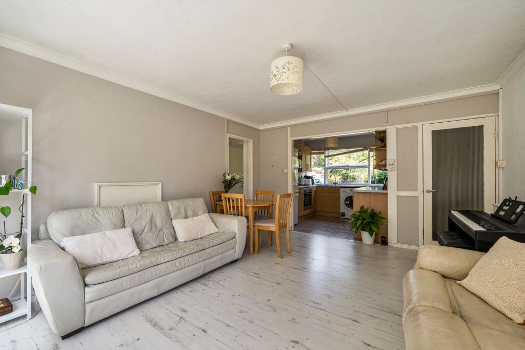 Apartment in London, Ham - View 6