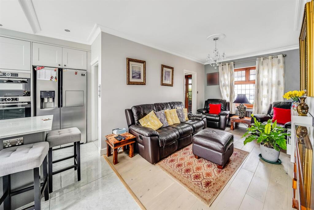 Hawkdene, North Chingford, E4 photo 4