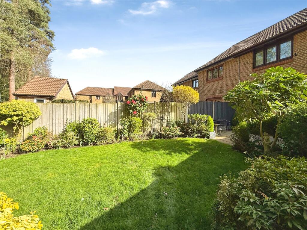 Wentworth Close, Crowthorne, Berkshire, RG45 photo 2