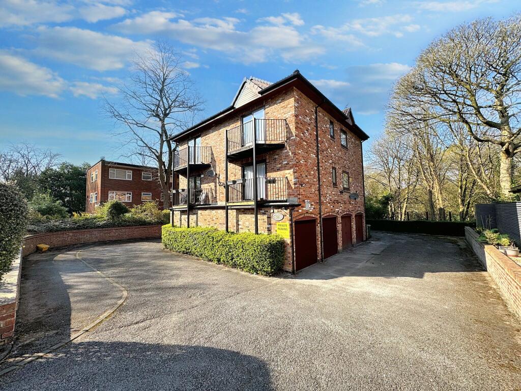 3-bed flat on The Penthouse, Oakleigh, St. Anns Road, M25, £345,000