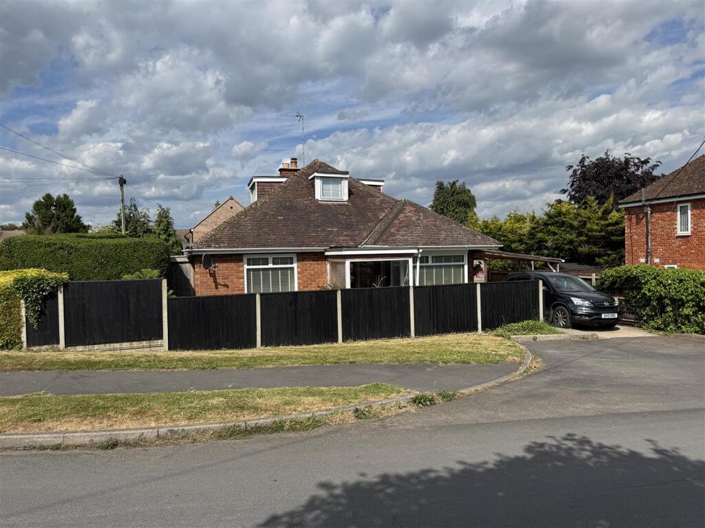 3-bed bungalow on The Tythings, Newent, £330,000