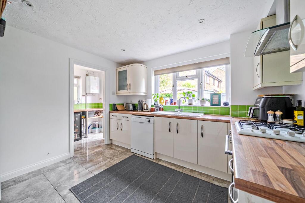 House in Clanfield - View 5