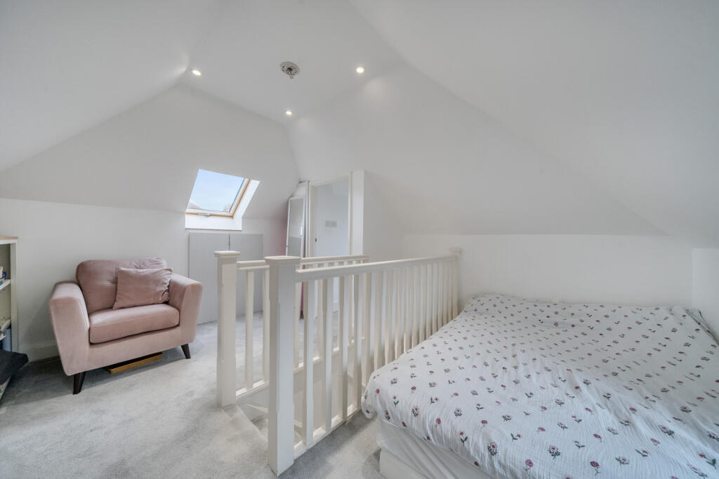 House in Orpington, Broom Hill, Goddington - More