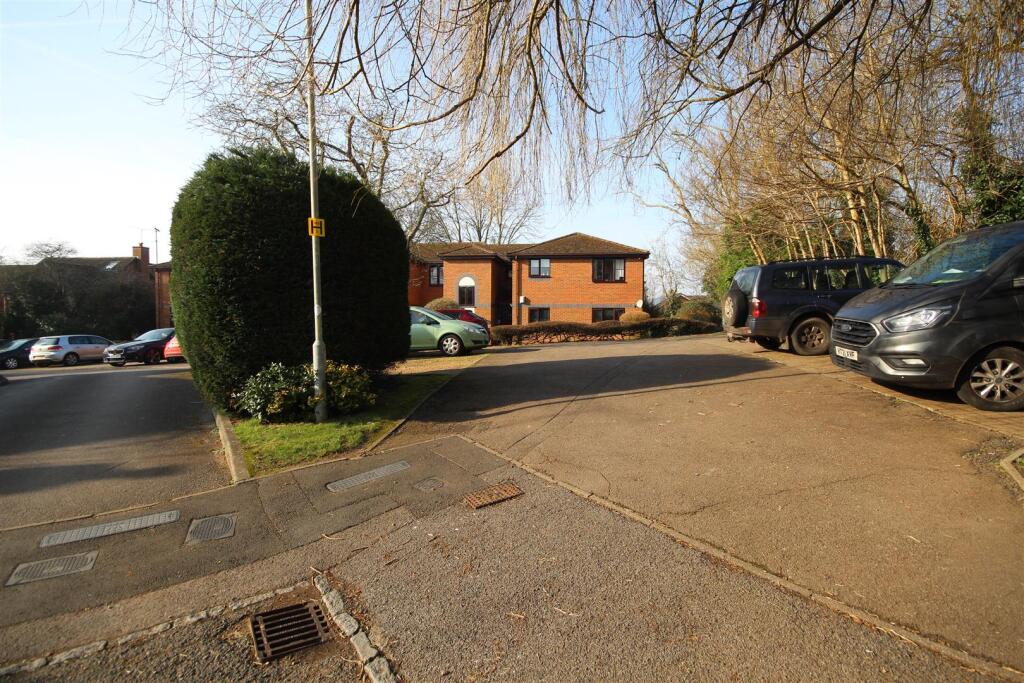St. Michaels Court, Ruscombe, Reading photo 3