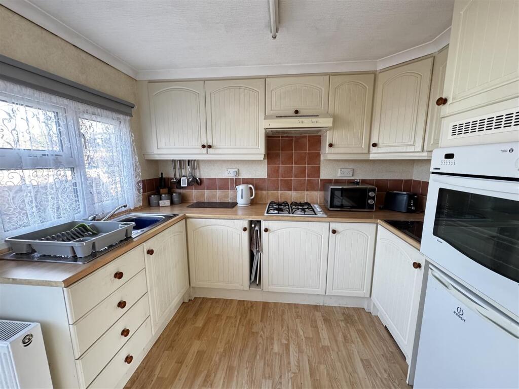 Hillcrest Caravan Site, Manor Road photo 2