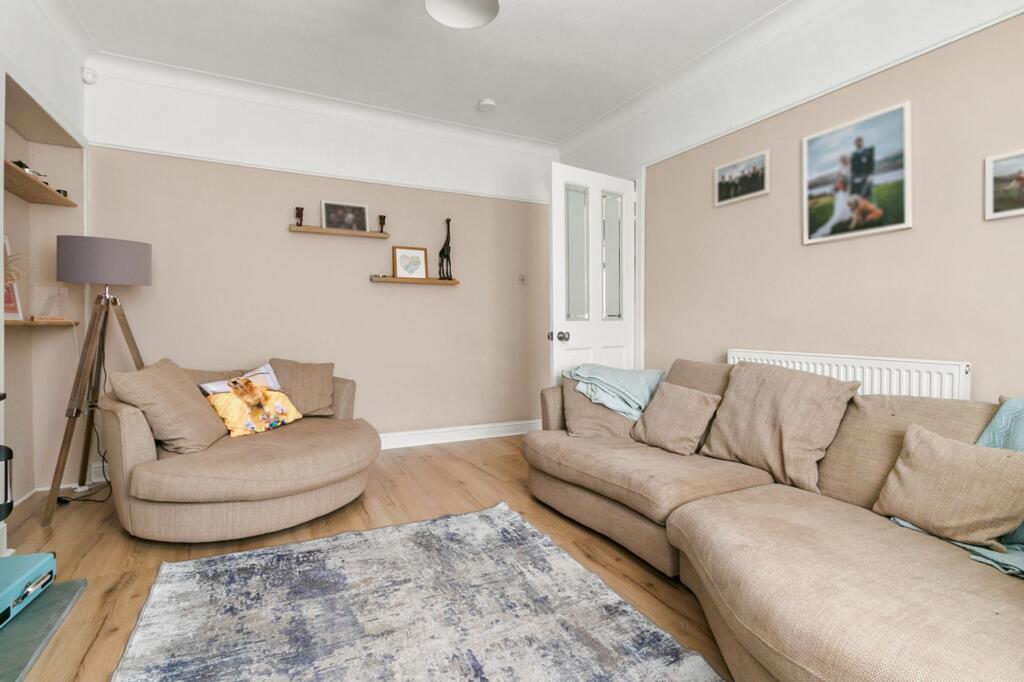 Vardar Avenue, Clarkston, G76 photo 3