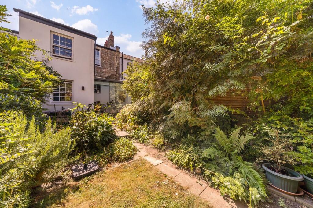 House in London, Papworth Gardens, Highbury - View 4