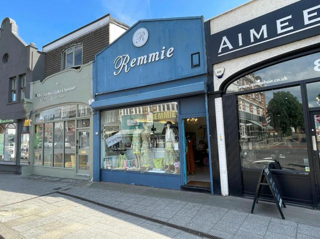 Main image of property: 82 Broadway, Leigh-on-Sea, SS9 1AE
