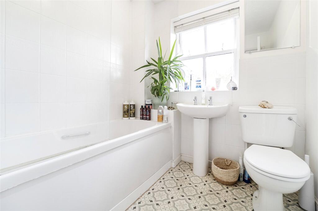 House in Kingston upon Thames - More