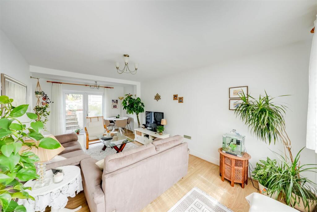House in London, Wansunt, Crayford - More