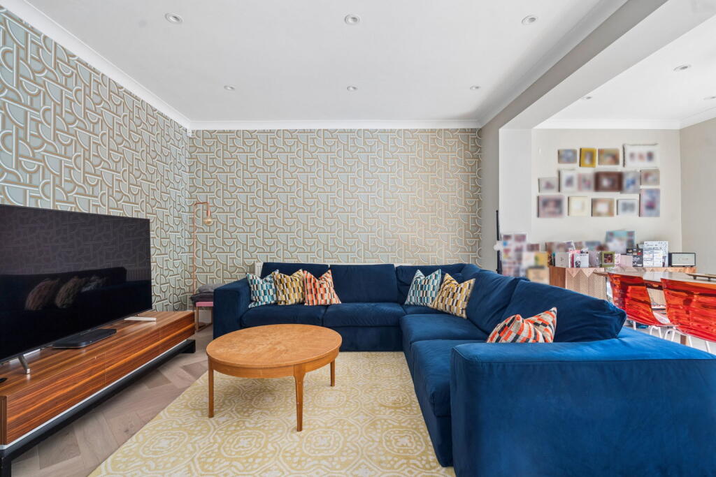 House in London, Pinner - More