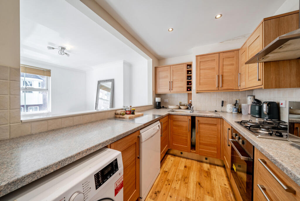 Apartment in Elmbridge, Weybridge - View 2