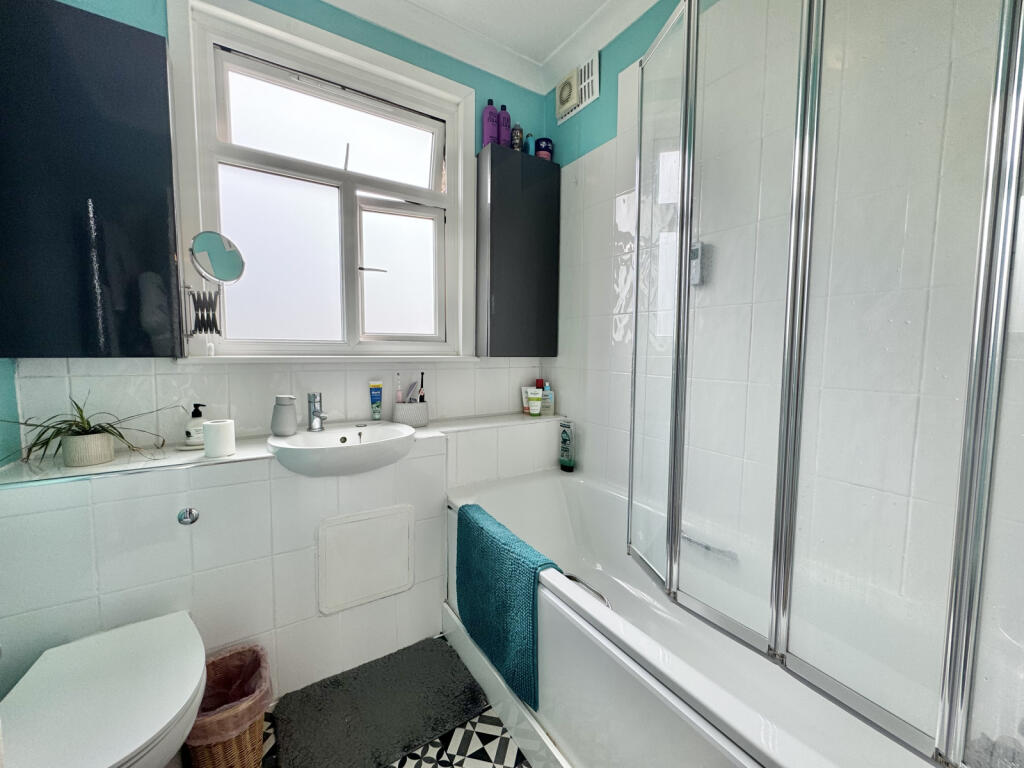 Green Lanes, Winchmore Hill, London, N21 photo 4