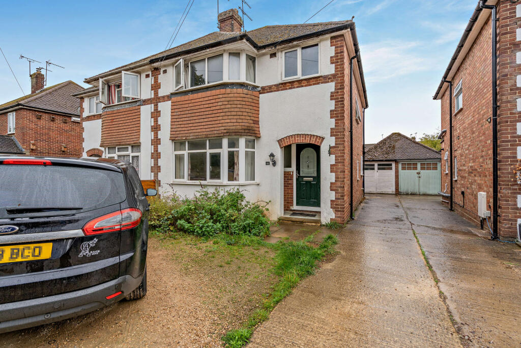 3-bed semi-detached on Manor Road, Banbury, Oxfordshire, £300,000