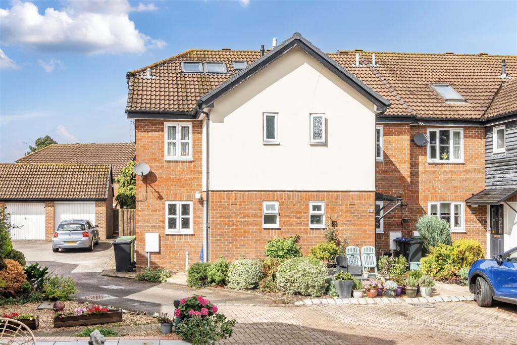 Main image of property: THE MURREYS, ASHTEAD