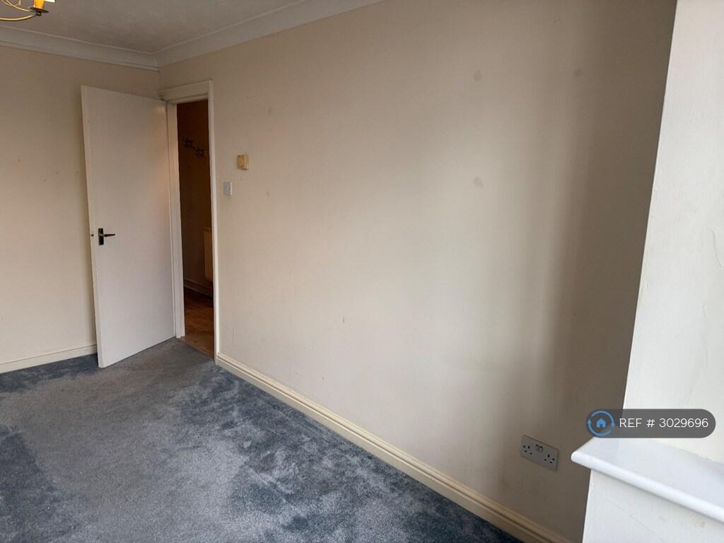 Apartment in Reading - View 3