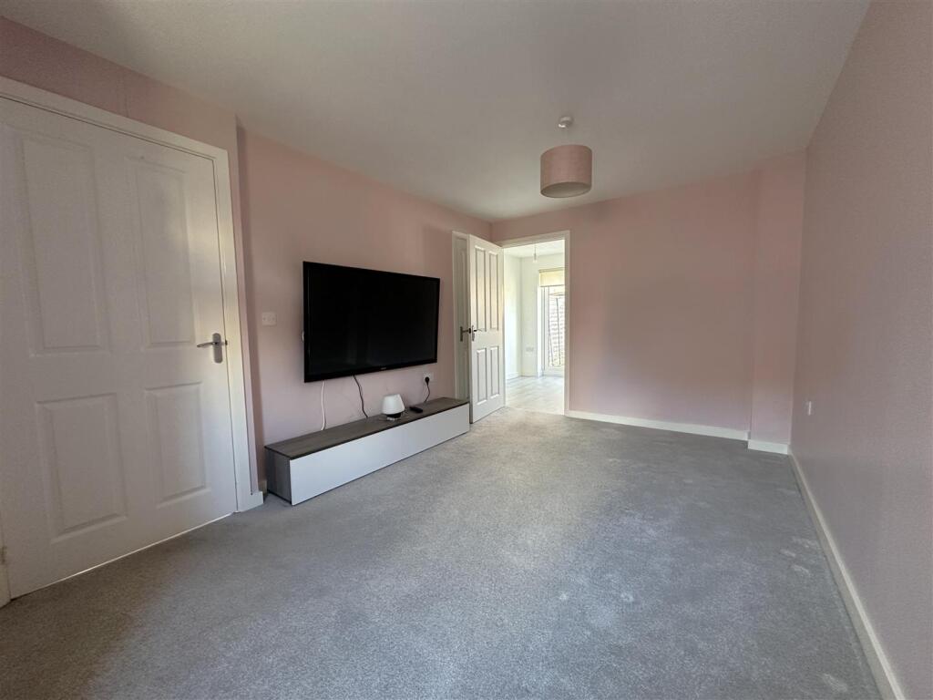 Bryant Close, Chippenham photo 2