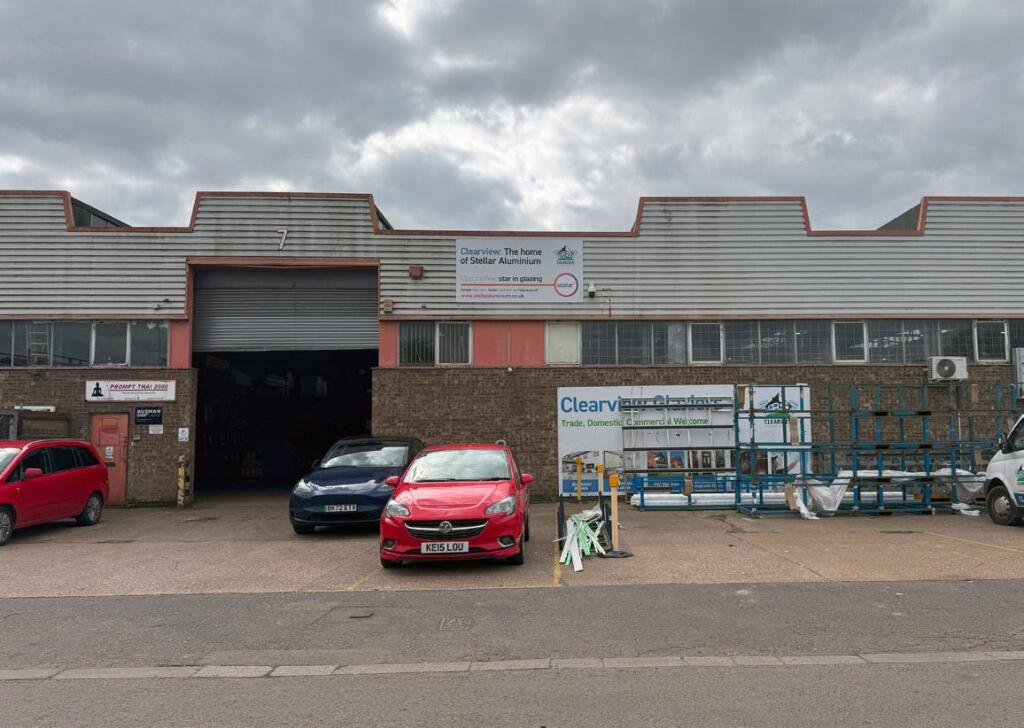 789 Wainman Road 2.jpg