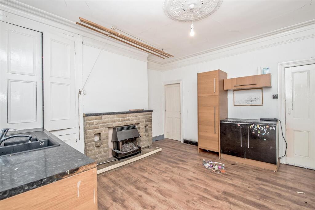 House in Leeds, Moor End, Armley - More