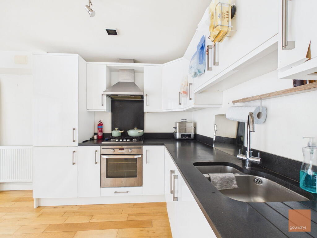 Apartment in Truro - View 4