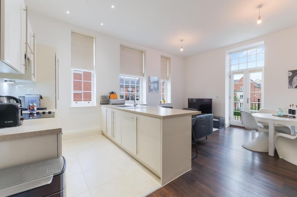 Apartment in Epsom and Ewell, Manor Park - View 2