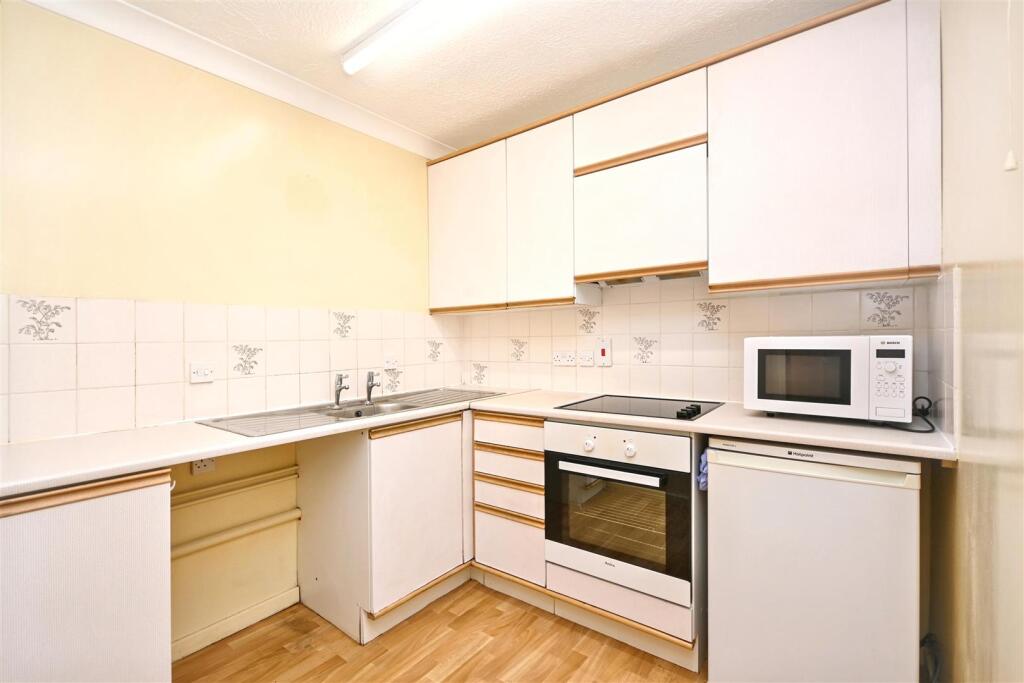 Apartment in Eastbourne, Seaside, Roselands - View 3