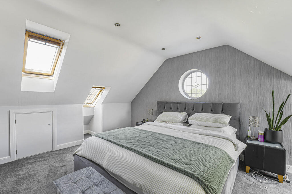 House in Dartford, Hook Green, Wilmington - More
