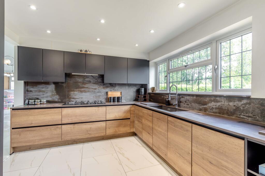 House in Farnham Common, Wexham Street, Stoke Poges - View 4