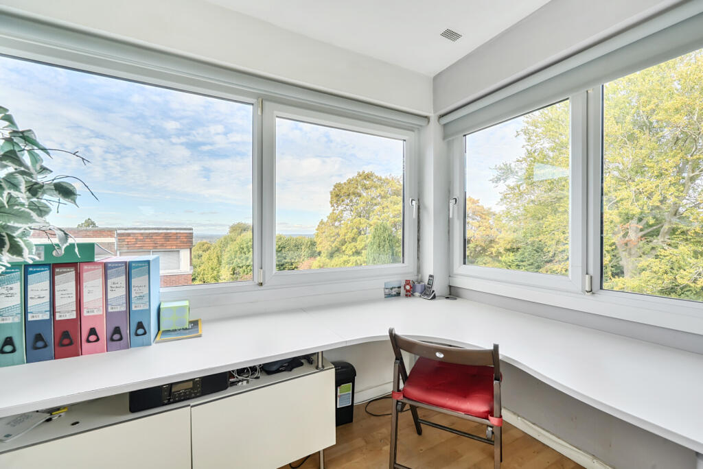 Apartment in Guildford, Surrey - More