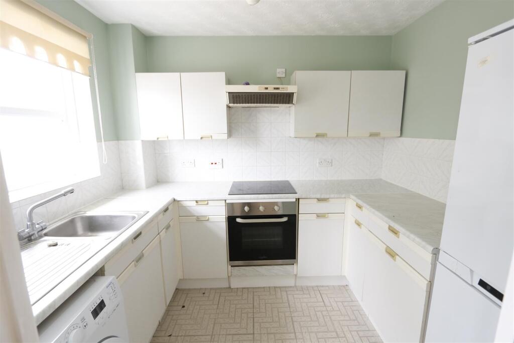 Elgar Drive, Shefford, Beds photo 2