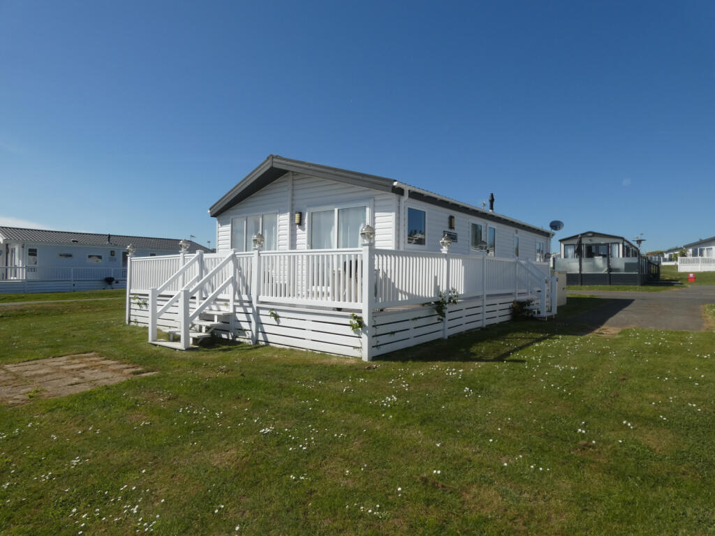 2-bed caravan on Church Lane, CO5, £74,000