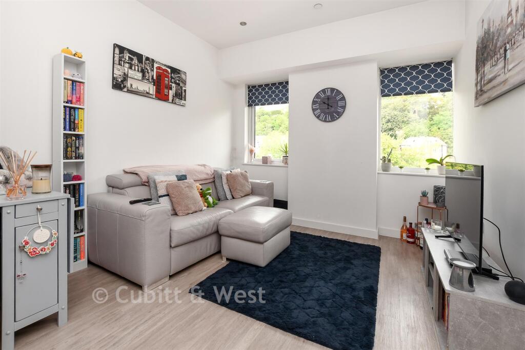 Apartment in Redhill - View 4