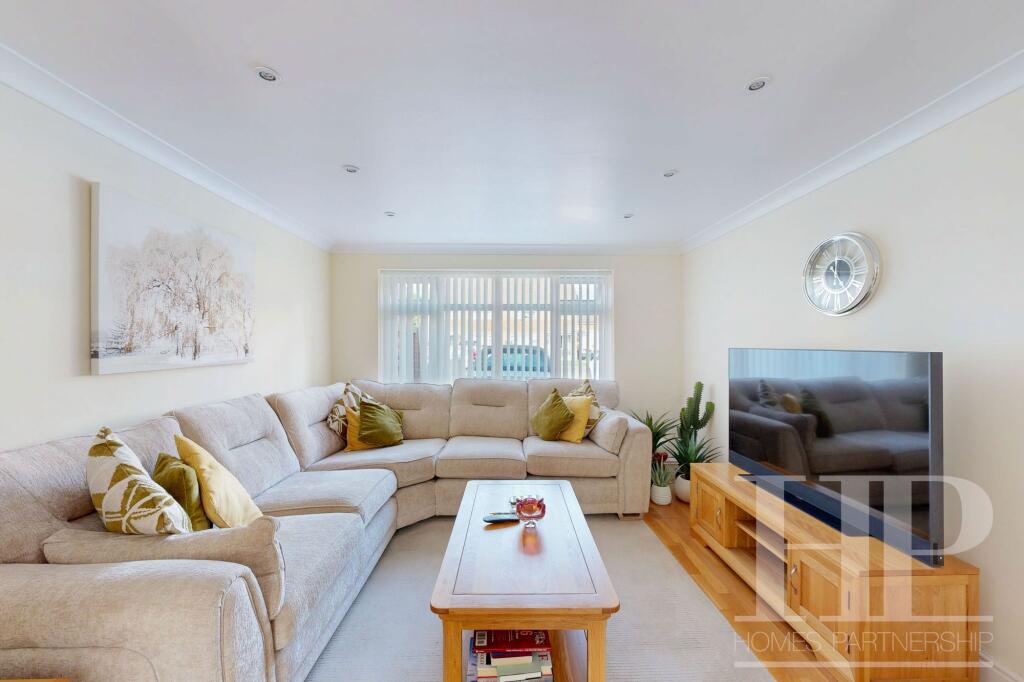 House in Crawley, Langley Green - View 4