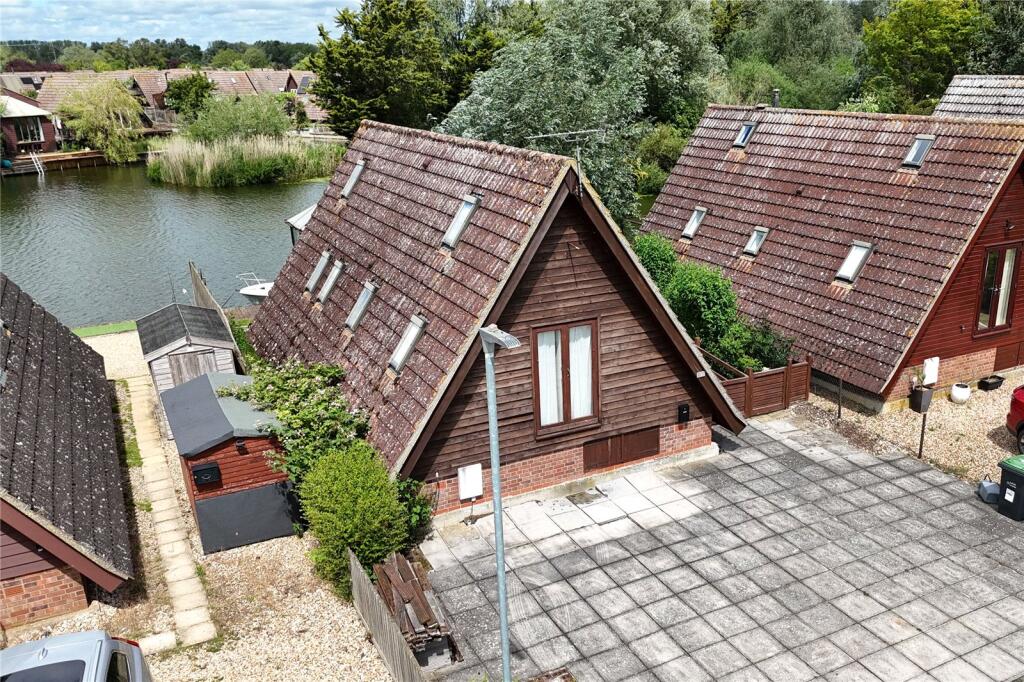 2-bed house on Lakeside, Fen Bank, Isleham Marina, Ely, CB7, £300,000