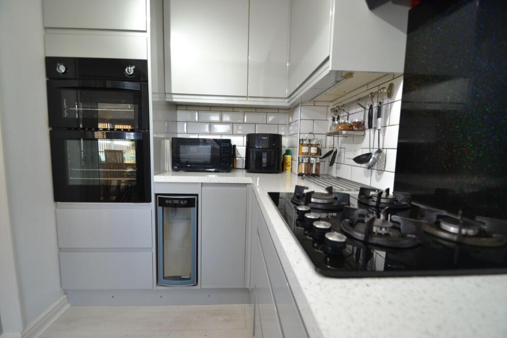 West Cote Drive, Thackley, – další