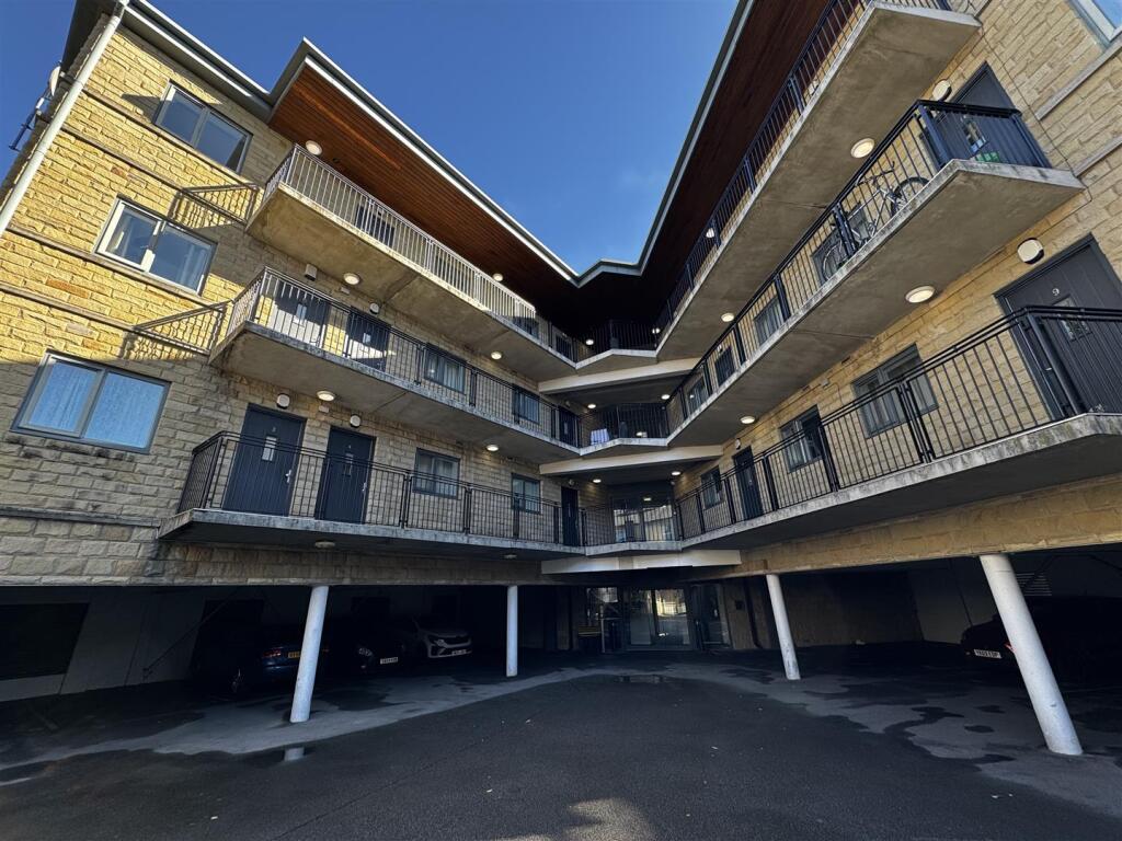 Main image of property: Wellington Point, Halifax, HX1 2LN