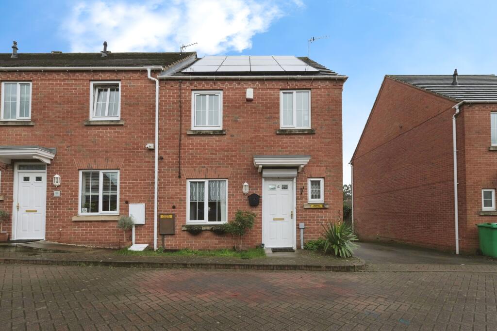 3-bed terraced on Blackburn Way, Nottingham, NG5, £250,000