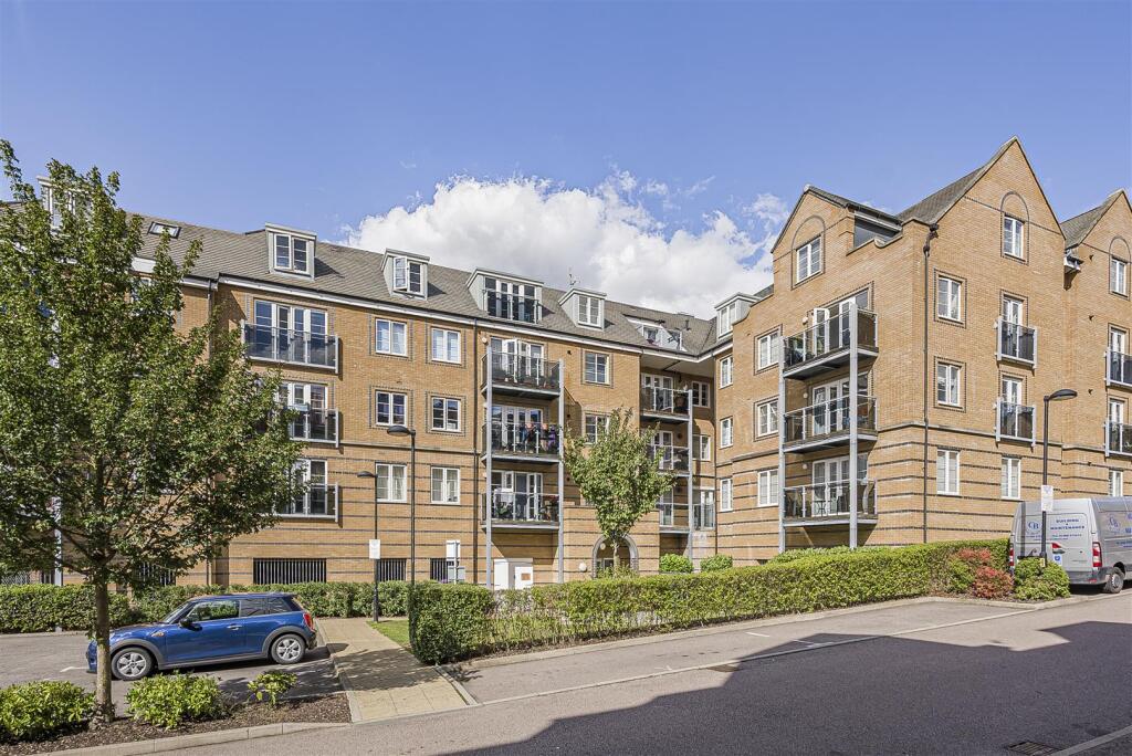 1-bed flat on Constables Way, Hertford, £260,000