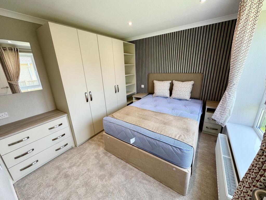 Lyndhurst Road, Christchurch, BH23 photo 4