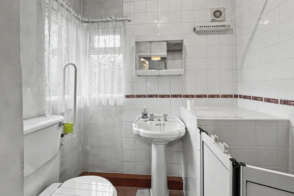Apartment in Kingston upon Thames - View 5