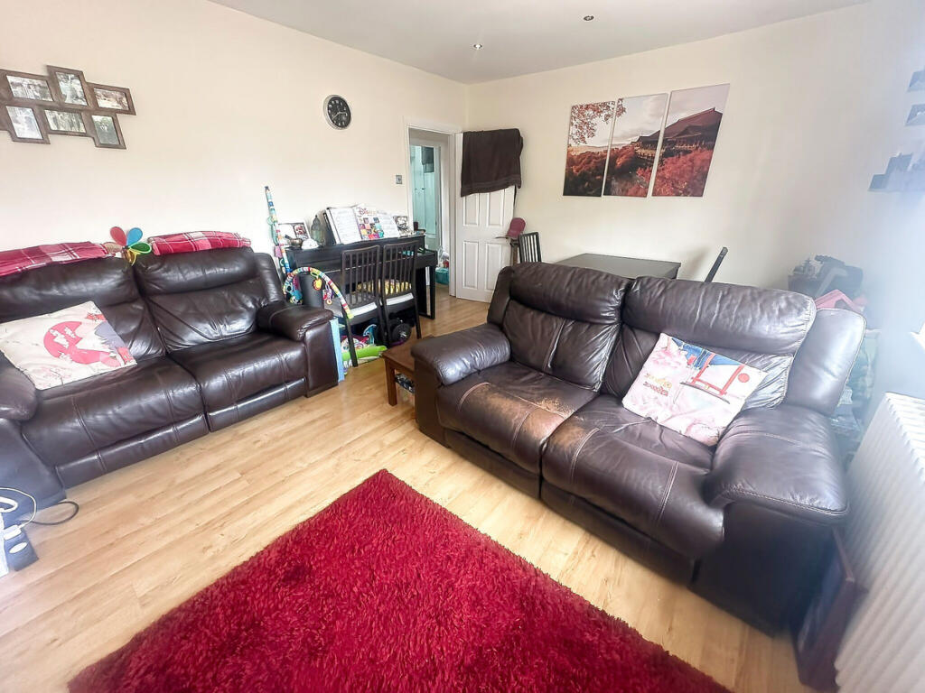 Apartment in Morden, Lower Morden - View 5