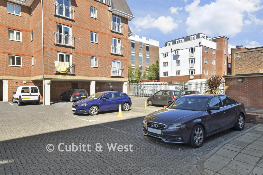 Main image of property: High Street, Cosham, Portsmouth, Hampshire