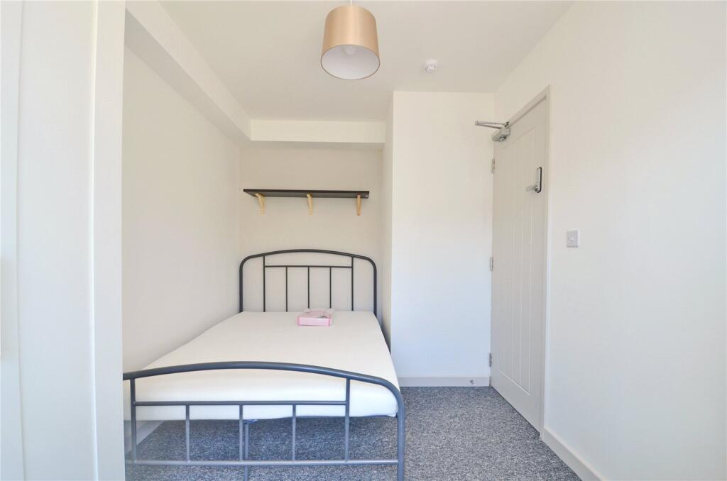 6 bedroom semi-detached house for rent