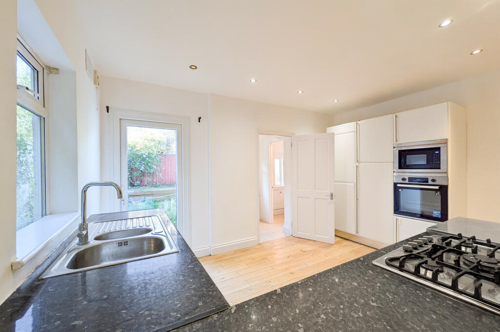 3 bedroom semi-detached house for rent