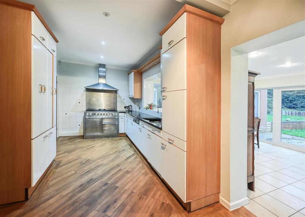 5 Elmsdale, Wightwick, Wolverhampton, WV6 8ED photo 4